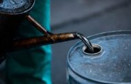 محدث.. النفط يتراجع عند التسوية لكنه يسجل مكاسب شهرية 18%