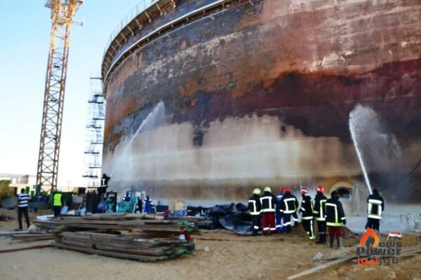 محافظ السويس وقيادات هيئة البترول  يتابعون إخماد حريق باحد خزانات البترول تحت الانشاء بطريق عجرود
