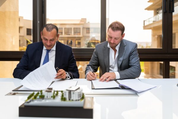 صور من توقيع رواد الهندسة لعقد بقيمة 1.46 مليار جنيه مصري لصالح شركة ستارلايت للتطوير العمراني والسياحة