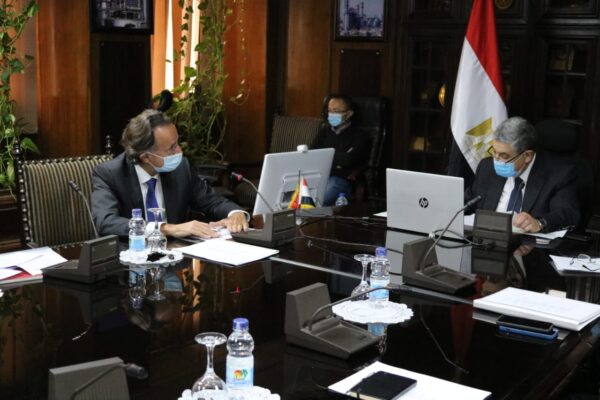 وزير الكهرباء يلتقي مدير مكتب بنك التعمير الألمانى بالقاهرة لبحث التعاون
