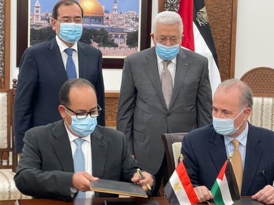 بحضور ابو مازن والملا .. توقيع  اتفاق تطوير حقل غاز غزة بمشاركة صندوق الاستثمار و اتحاد المقاولين CCC  و 
