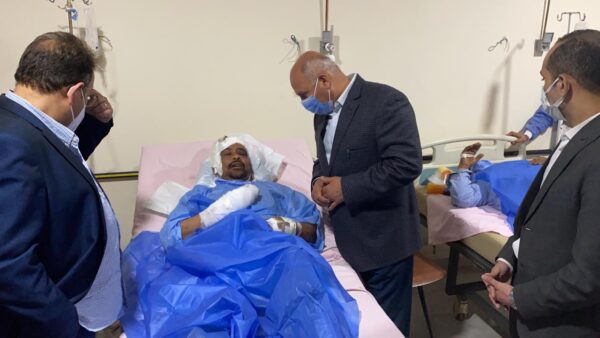 وزير النقل يزور مصابي حادث تصادم قطاري ١٥٧ و٢٠١١ في مستشفى سوهاج العام