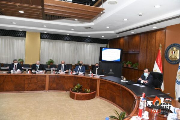 في اجتماعه بالشركات .. وزير البترول يتابع خطة توصيل الغاز الطبيعي الي ٢ر١ مليون وحدة سكنية وقري حياة كريمة مؤكدا أن معدلات التنفيذ فاقت المعدلات