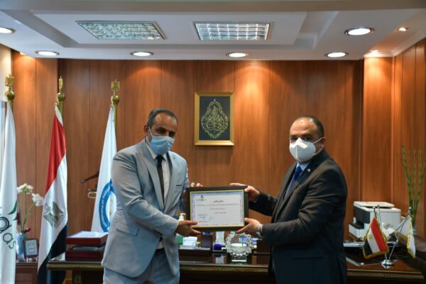 غاز القاهرة تكرم مصورها الفوتوغرافي عقب اشادات رسمية واعلامية بأعماله فى الترويج للسياحة