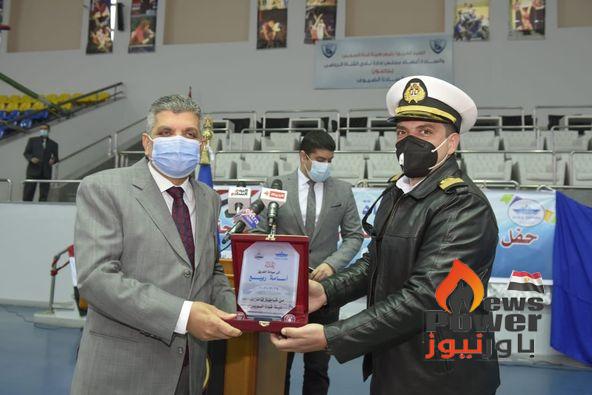 الفريق أسامة ربيع يكرم العاملين المشاركين في تعويم سفينة الحاويات البنمية EVER GIVEN