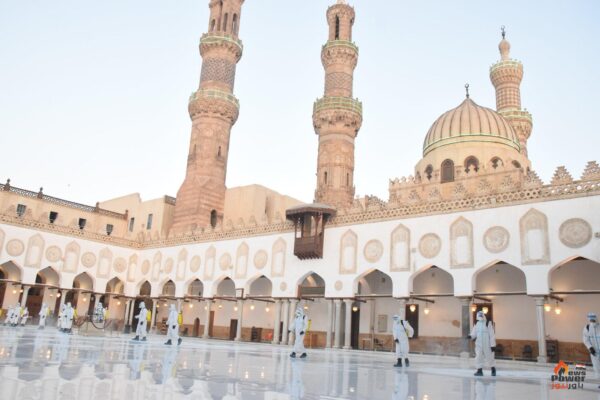 القوات المسلحة تقوم بأعمال التطهير والتعقيم لعدد من المساجد الكبرى خلال شهر رمضان المعظم ...