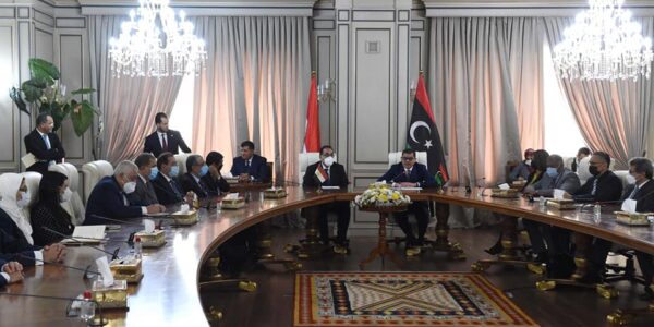  وزير الكهرباء يستعرض ملف الربط الكهربائي ودور الشركات المصرية فى إنشاء محطات توليد الكهرباء بدولة ليبيا