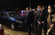 رئيس الوزراء يُسلم مفاتيح أول دفعة من السيارات الجديدة للمستفيدين بالمبادرة الرئاسية لإحلال المركبات للعمل بالغاز