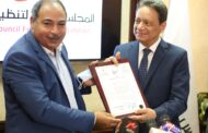 بالصور .. كرم جبر رئيس المجلس الاعلى للاعلام يسلم عادل البهنساوى ترخيص موقع باور نيوز