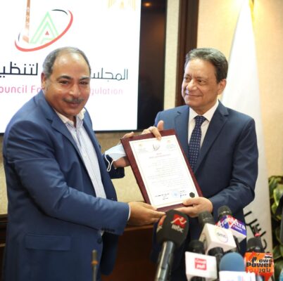 بالصور .. كرم جبر رئيس المجلس الاعلى للاعلام يسلم عادل البهنساوى ترخيص موقع باور نيوز