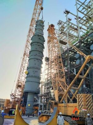 المعدات الثقيلة ببتروجت تنجح في رفع برج وحدة الاسفلت بشركة السويس لتصنيع البترول وزن 110 طن