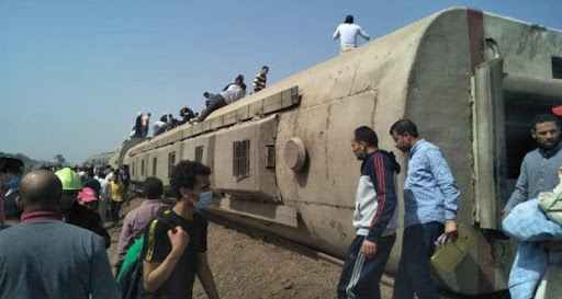 الرئيس السيسي يكلف مدبولي بتشكيل لجنة للوقوف على أسباب حادث القطار المتجه من القاهرة الي المنصورة