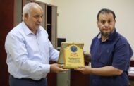 العامة للكهرباء الليبية تكرم أبنائها الأوفياء .. درع الشركة للمهندس الطيب حليلة