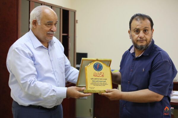 العامة للكهرباء الليبية تكرم أبنائها الأوفياء .. درع الشركة للمهندس الطيب حليلة