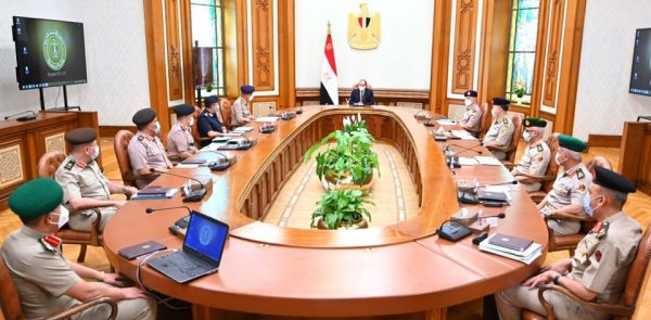 الرئيس السيسي يجتمع بوزير الدفاع ورئيس الأركان وقادة القوات المسلحة