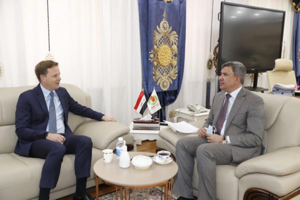 وزير النفط العراقي يستقبل السفير البريطاني لبحث التعاون في مجال الغاز والطاقة