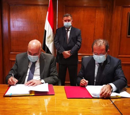 توفيق يشهد توقيع عقود 7 مصانع جديدة للغزل والنسيج بتكلفة إنشائية 2.6 مليار جنيه بين القابضة للغزل وأوراسكوم للانشاءات