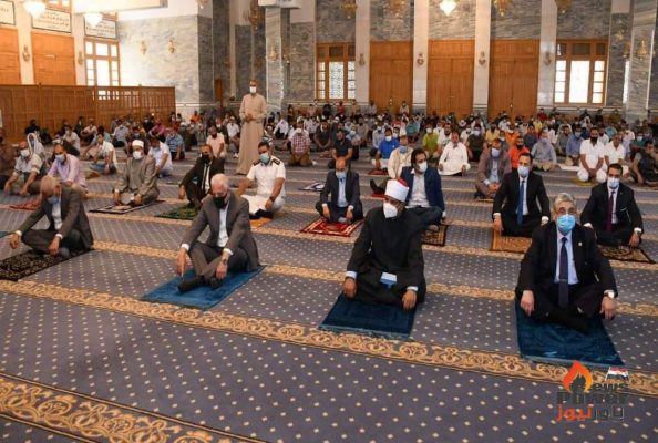 محافظ جنوب سيناء ووزير الكهرباء يؤديان صلاة الجمعة بمسجد السلام بمدينة شرم الشيخ