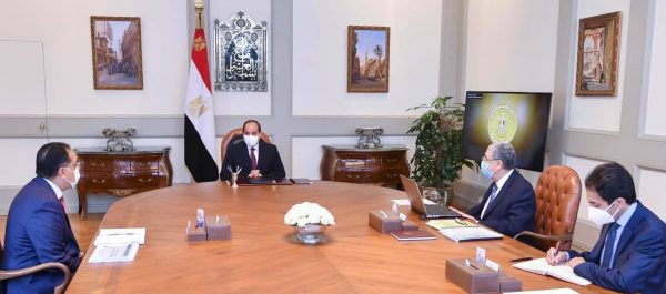 الرئيس السيسي يستعرض مشروع الربط الكهربائي مع السعودية وانتاج الهيدروجين الاخضر بحضور شاكر