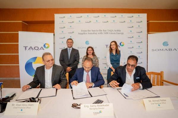 طاقة عربية توقع عقود انشاء محطتين للطاقة الشمسية بقدرات 5 ميجاوات بخليج سوما باستثمارات  4 مليون دولار