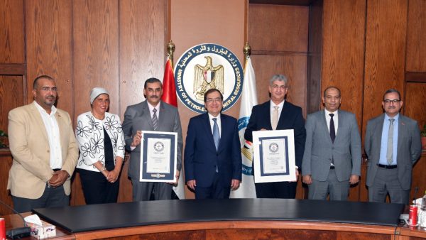 الملا يكرم قيادات بتروجت بعد حصول الشركة على شهادة موسوعة جينيس  لتنفيد مستودع تخزين خام البترول بمنطقة رأس بدران