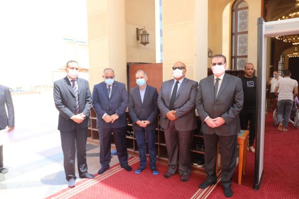 نقيب المهندسين يتلقي العزاء في الكفراوي بمسجد المشير