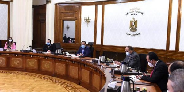 رئيس الوزراء يبحث مع مجموعة من رجال الصناعة توطين مستلزمات الانتاج في قطاعات التصنيع المختلفة