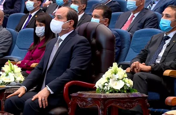 الرئيس السيسي يجرى جولة تفقدية داخل ميناء الإسكندرية البحري