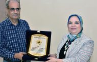 تكريم المُحاسبة هويدا شبانة مُساعد رئيس شركة بتروتريد بالشئون المالية لبلوغها سن التقاعد