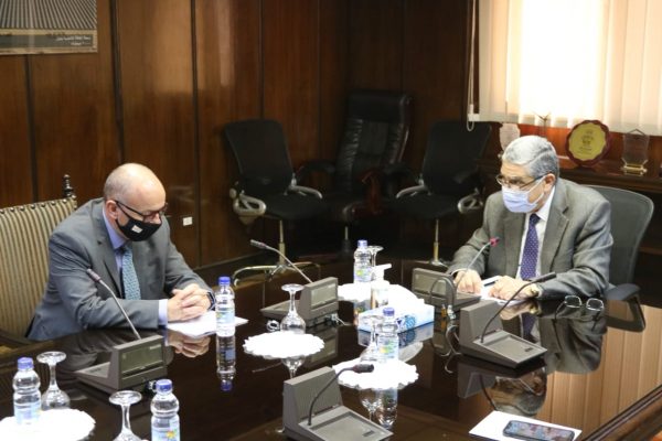 وزير الكهرباء يتابع مستجدات الربط الكهربائى مع السفير القبرصي