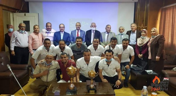 رئيس شركة القاهرة للإنتاج يكرم أعضاء فريق الخماسى بعد فوزه ببطولة الشركات