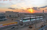 مع قرب انطلاق الدورة الرابعة من معرض النقل الذكى TrANS MEA 2021 ... تثبيت أحد قطارات المونوريل بمحور المشير طنطاوي