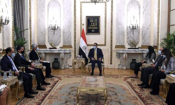 رئيس الوزراء في لقاءه بعميد ‎مجلس المديرين التنفيذيين بالبنك الدولي : مصر تدرس التوسع الإقليمي في الربط الكهربائي والغاز