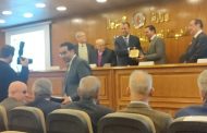 تكريم أحد شباب مهندسى بتروجلف مصر لقيامه بعمل حل مبتكر لزيادة إنتاج آبار البترول القديمة والحديثة.