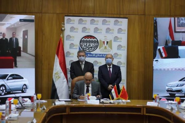 وزير قطاع الأعمال: توقيع عقد إنتاج السيارة الكهربائية خلال شهر
