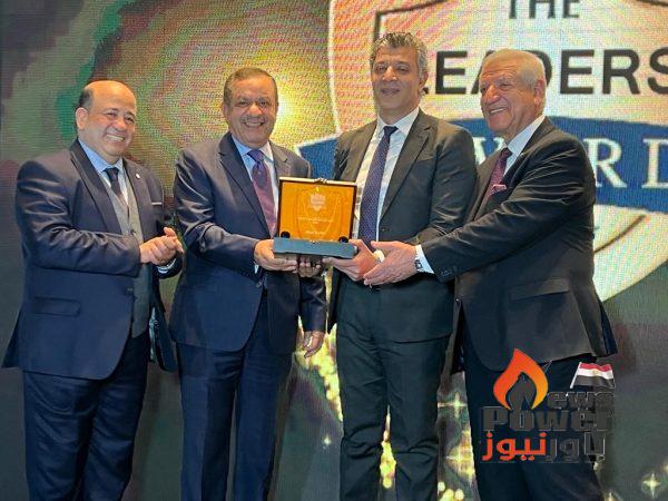هشام الجمل يتسلم جائزة فوز انفنيتى سولار فى استفتاء القادة Leaders 2021