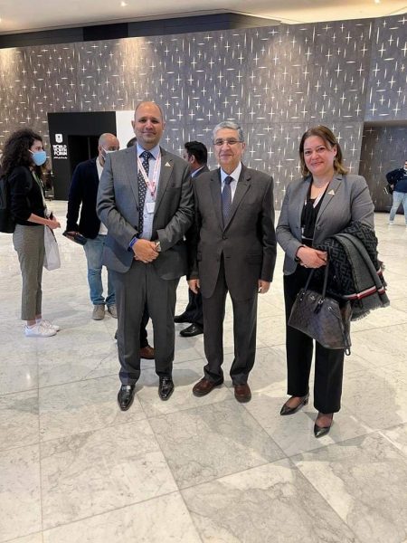 رئيس لجنة الطاقة بالنواب يلتقط صورة تذكارية مع وزير الكهرباء على هامش منتدى شباب العالم