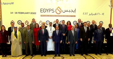 الرئيس السيسى يلتقط صورة تذكارية مع المشاركين بمعرض مصر الدولى للبترول