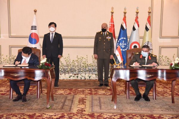 وزير الدفاع والإنتاج الحربى يشهد مراسم توقيع عدد من مذكرات التفاهم وعقود التسليح مع كوريا الجنوبية