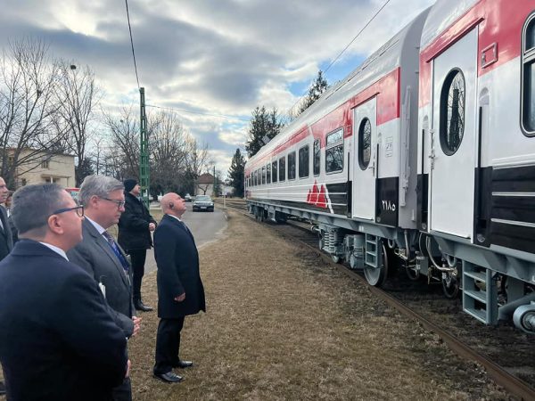خلال زيارته للمجر .. وزير النقل يتفقد خطوط إنتاج صفقة تصنيع وتوريد 1300  عربة سكة حديد جديدة للركاب