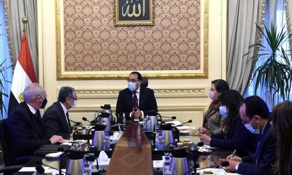 رئيس الوزراء يناقش عروض إقامة مشروعات الهيدروجين الأخضر في مصر بحضور شاكر