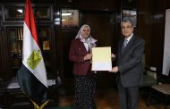 وزير الكهرباء يكرم حنان عثمان مديرة مكتبه للعلاقات العامة لبلوغها سن التقاعد