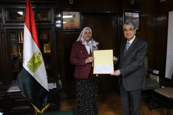 وزير الكهرباء يكرم حنان عثمان مديرة مكتبه للعلاقات العامة لبلوغها سن التقاعد