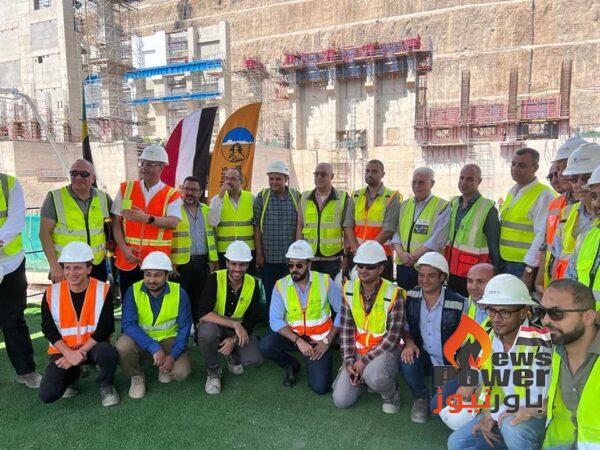 الجزار برفقة مسئولى تحالف المقاولون العرب - السويدى يتفقدون سير العمل بسد جوليوس نيريرى بتنزانيا