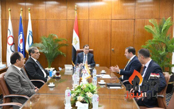 مباحثات مع شل العالمية في مجالات البترول والغاز