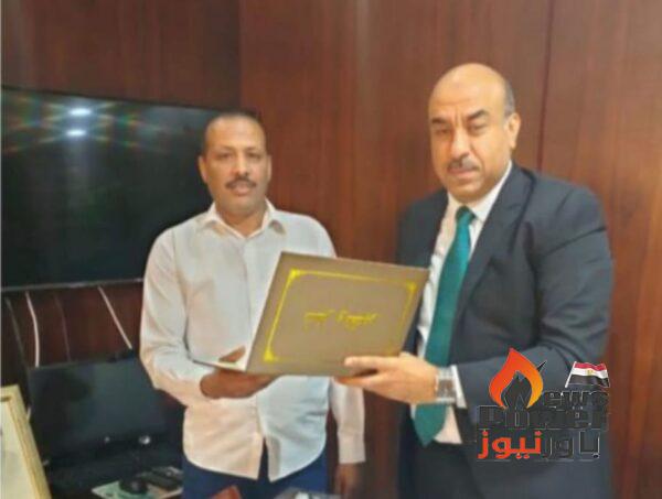 شحاته يكرم احد العاملين بابسكو لامانته