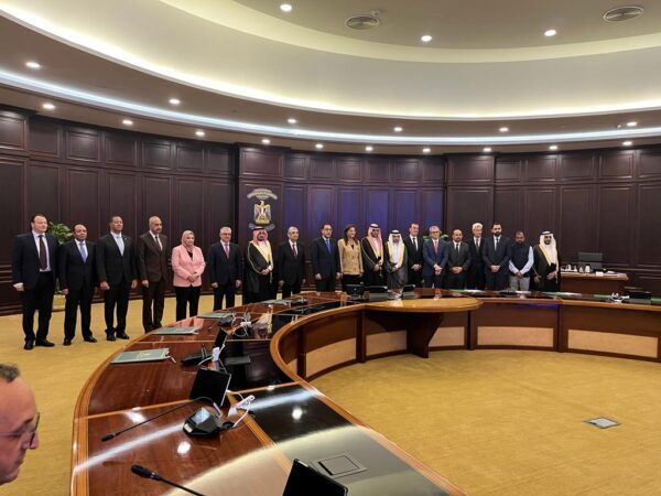 الفنار تعزز موقعها الرائد في مجال تحول الطاقة وتوقع مذكرة تفاهم لتطوير مشروع لإنتاج الهيدروجين الاخضر
