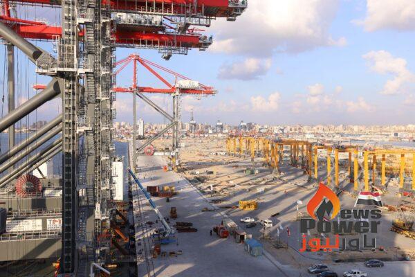 بالصور .. وزارة النقل تعلن استقبال اوناش الرصيف العملاق STS لمحطة تحيا مصر بميناء الإسكندرية