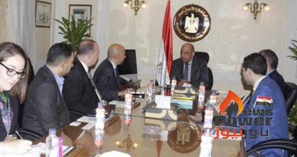 وزير قطاع الأعمال العام يبحث مع 