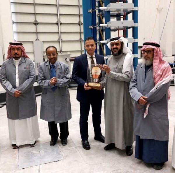 الرئيس التنفيذى للمختبر الخليجى يكرم المهندس أحمد فتحى رئيس شركة السويدى السعودىة وقطر واكسسوارات الكابلات